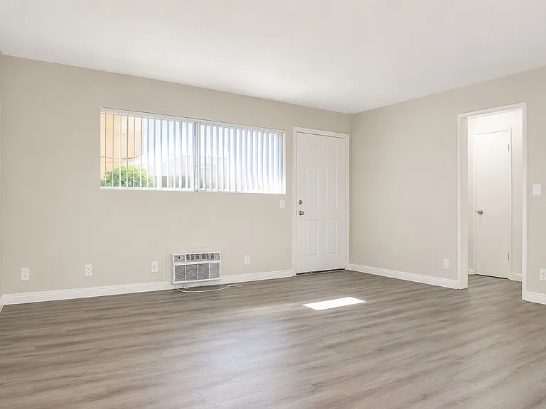 Reseda Gardens Apartments — Photo 3