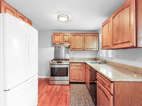 5th image of 14 Village Green Dr