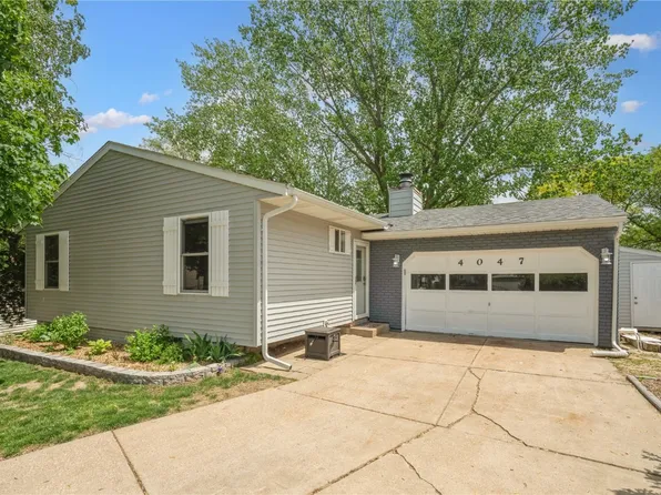 4047 Bedford Pl, Davenport, IA 52806