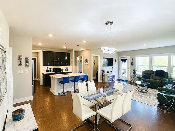 3rd image of 416 Mattieton Ln