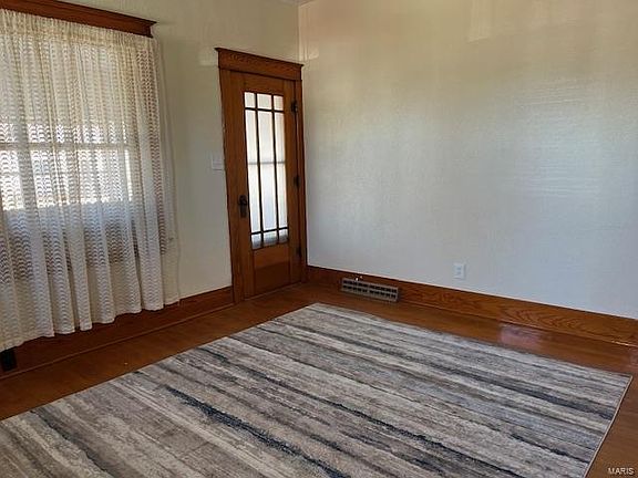 5th image of 576 Leslie Ave