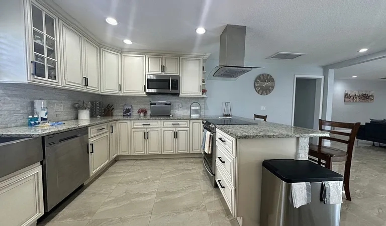 2558 Rosery Rd E — Photo 4