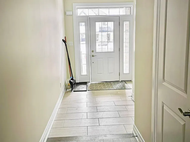 917 Valencia Ct — Photo 3