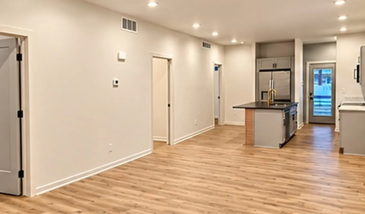 2 Bedroom 2 Bath Modern Comfort, Private Suites, Centrally Located Near Downtown Wichita, KS. — Photo 2