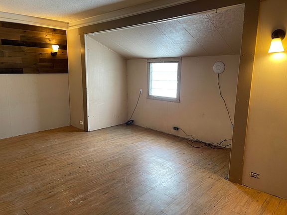 3rd image of 115 N Topeka St