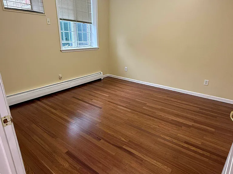 1587 W 4th St #1B — Photo 4