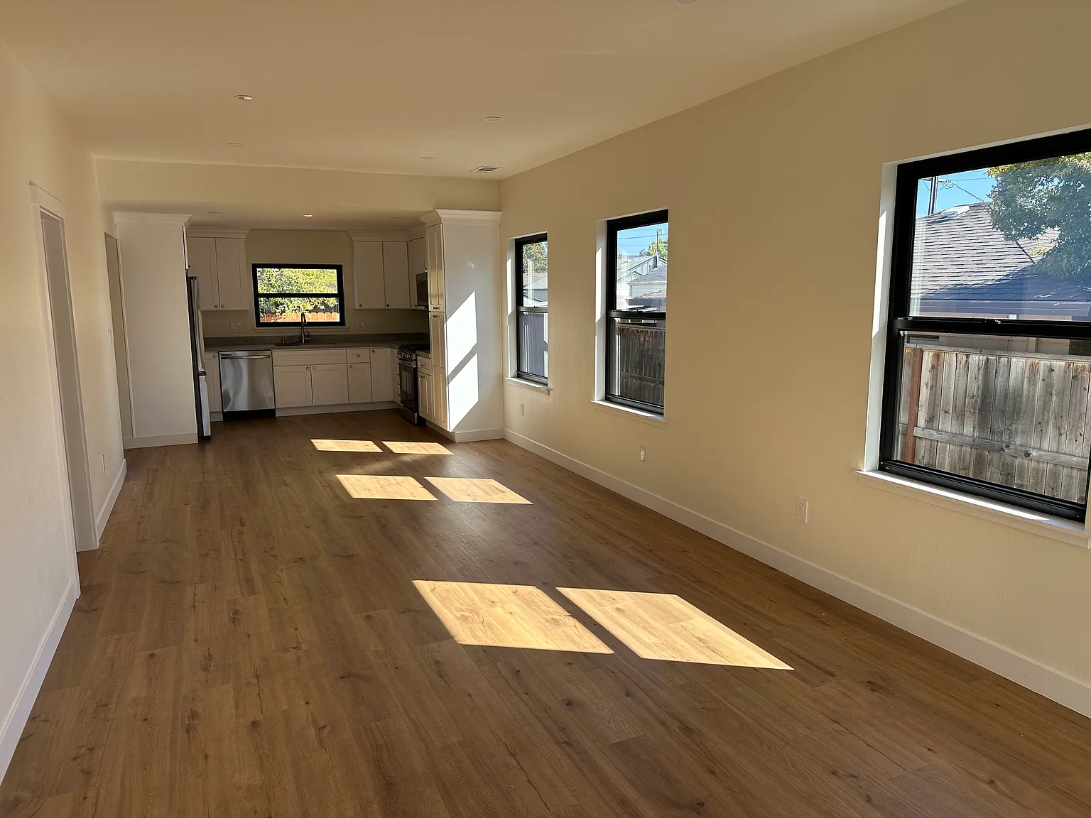 2 bed, 1000 sqft, $3,400 — Photo 3