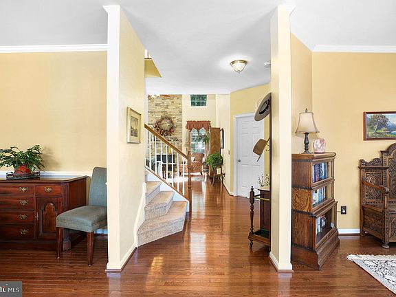 4th image of 24 Hobart Ln