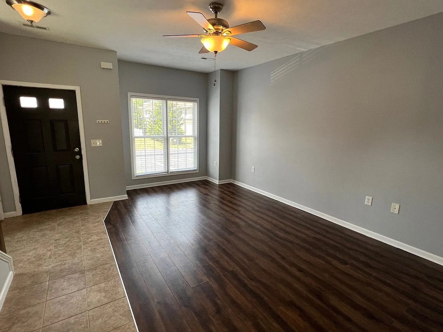 End Unit Towhouse with 2 Suites and Fenced Yard — Photo 3