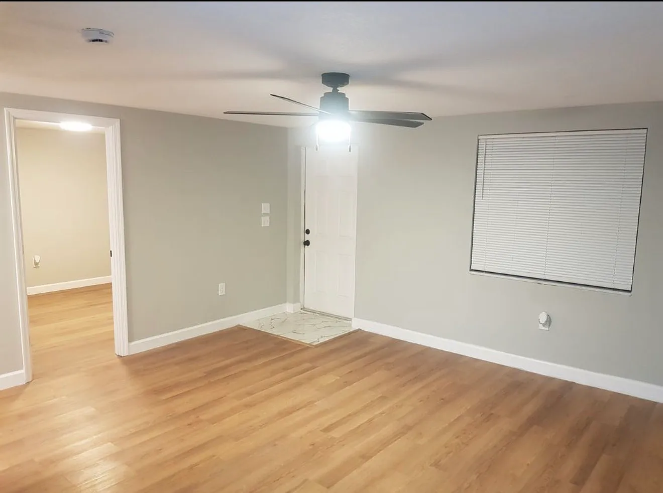 3 bed, 990 sqft, $2,100 — Photo 2