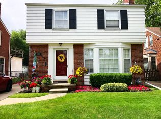 2041 Lochmoor Blvd, Grosse Pointe Woods, MI 48236