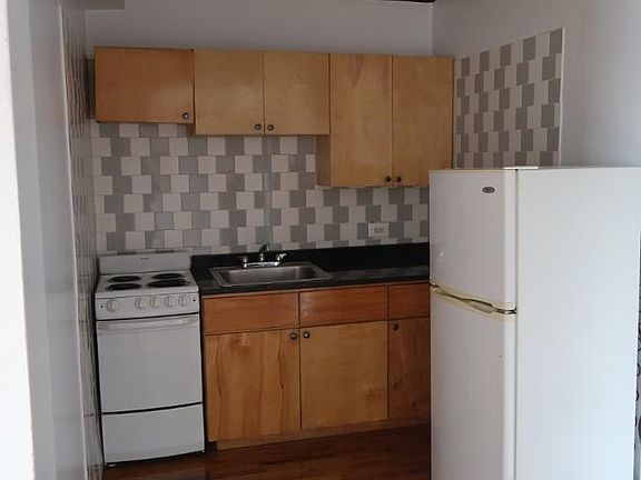 2nd image of 846 W Montrose #103