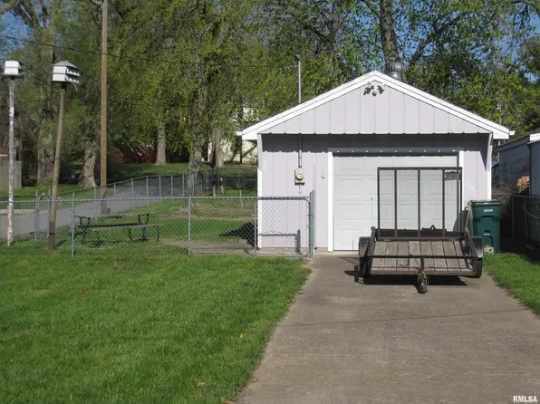 1122 N 4th St, Quincy, IL 62301