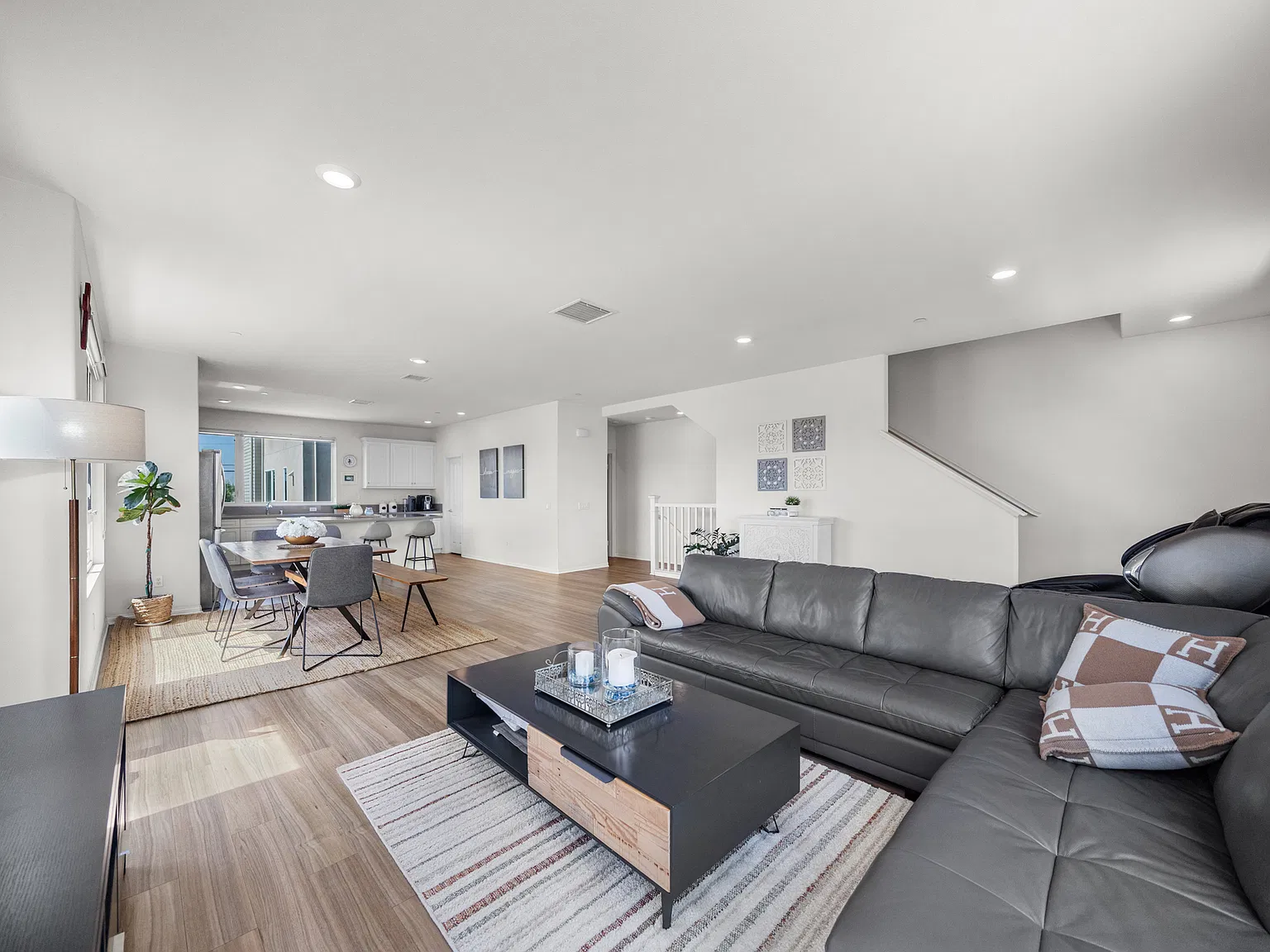 4 bed, 2322 sqft, $4,800 — Photo 3