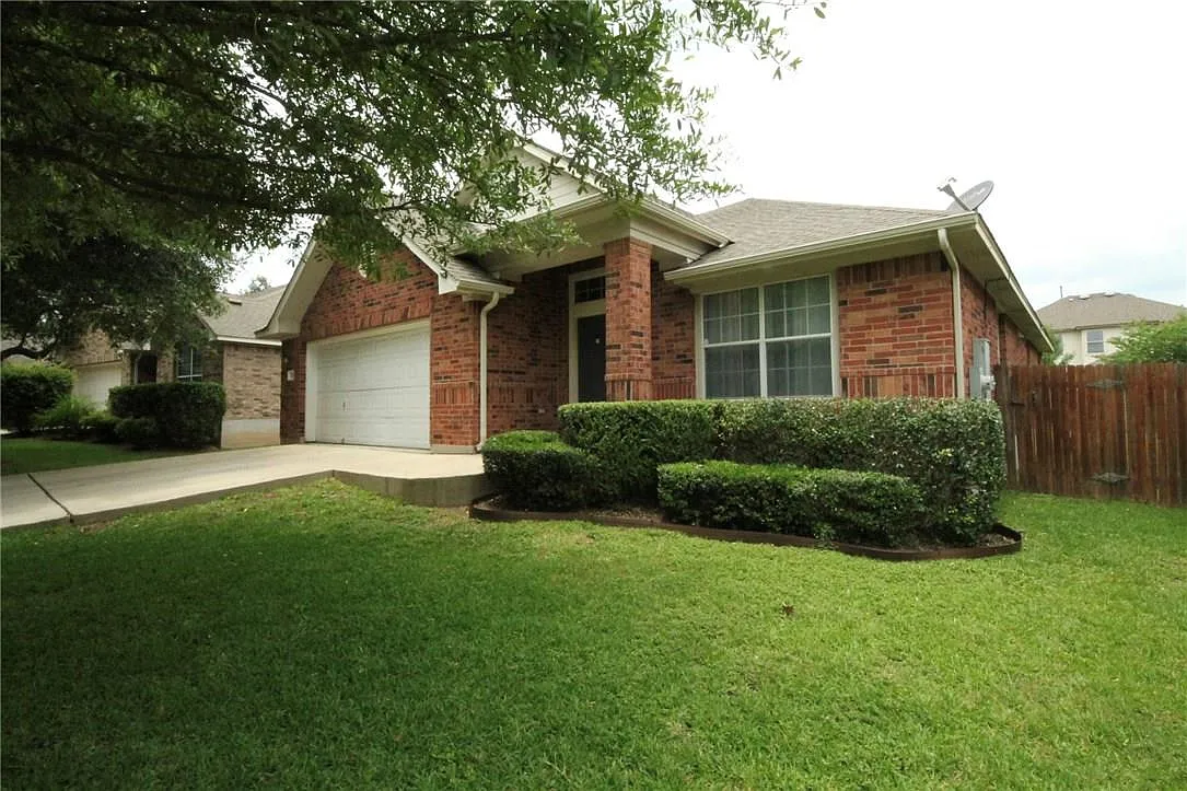 3 bed, 2.0 bath, 2010 sqft, $2,195 — Photo 2