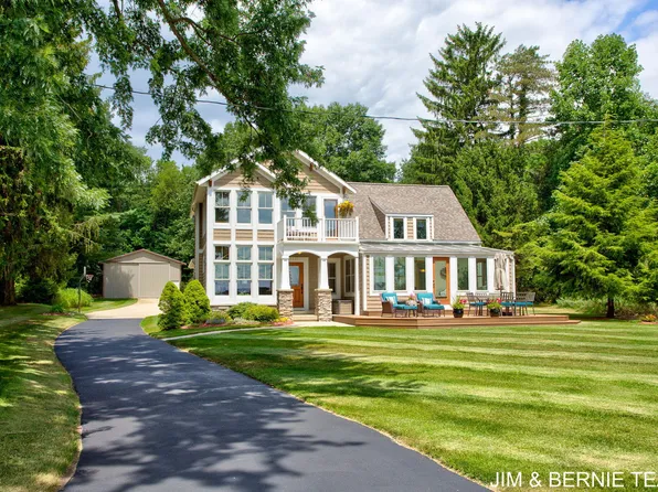 3235 Lakeview Dr, Allegan, MI 49010