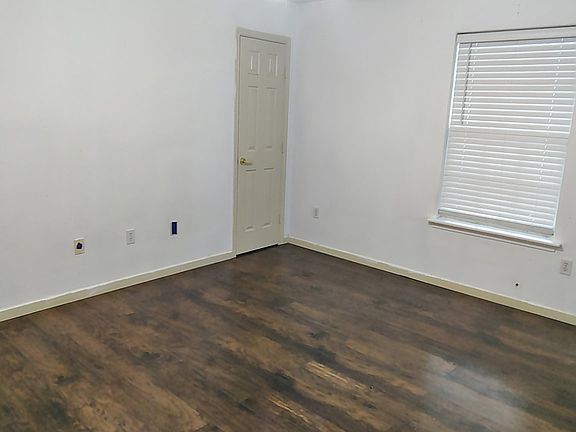 4th image of 402 SE 2nd St