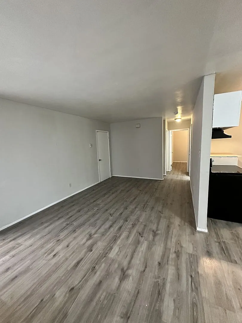 Lovey Two Bedroom One Bathroom — Photo 4