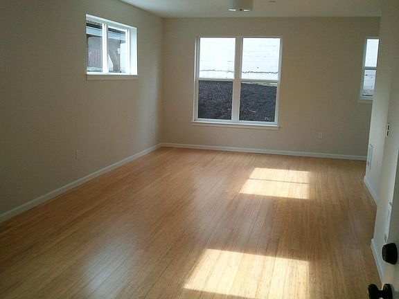 Diningroom open to familyroom