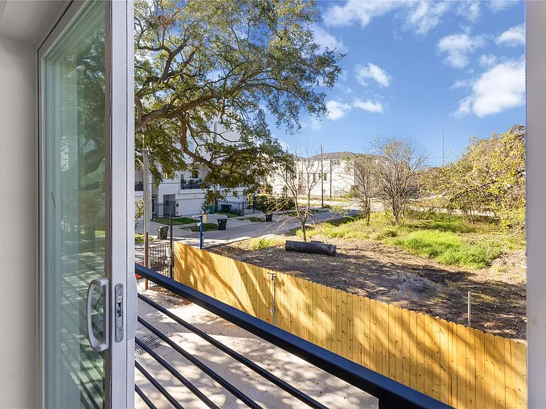 2709 Dennis St — Photo 15