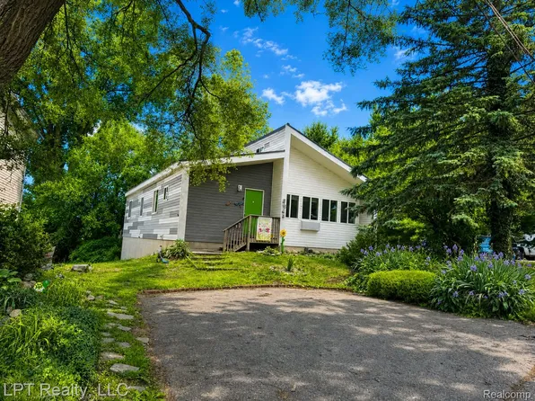 5868 Outer Dr, Bath, MI 48808