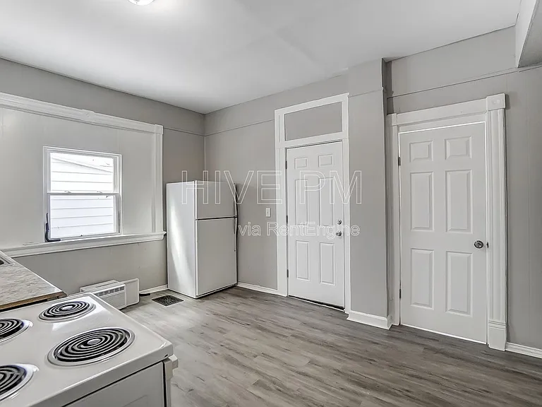 1758 Brewster Ave — Photo 10
