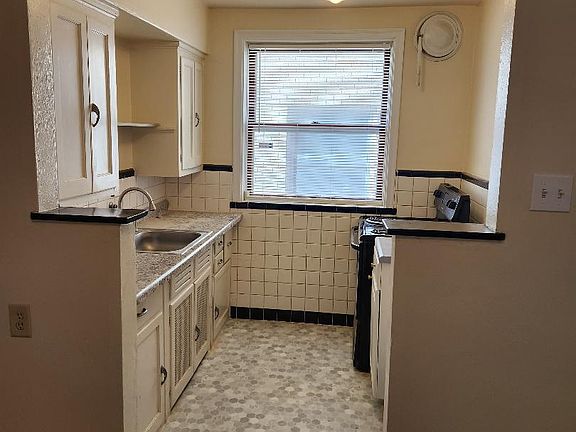 4th image of 6330-6332 Sutherland Ave #1