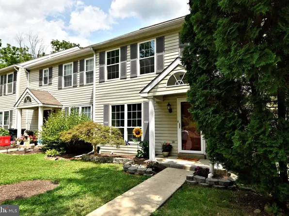 138 Village Dr, Schwenksville, PA 19473