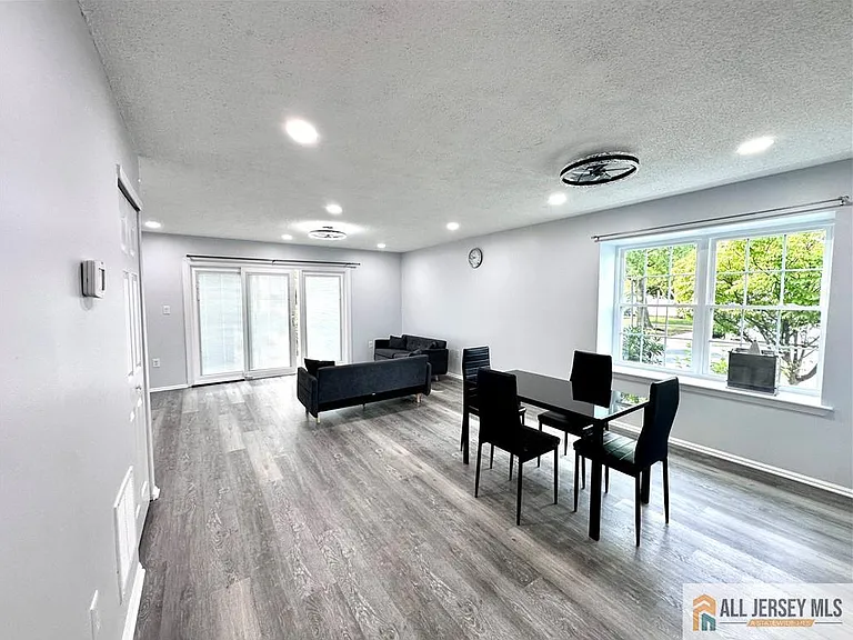 102 Goodwin Dr — Photo 5