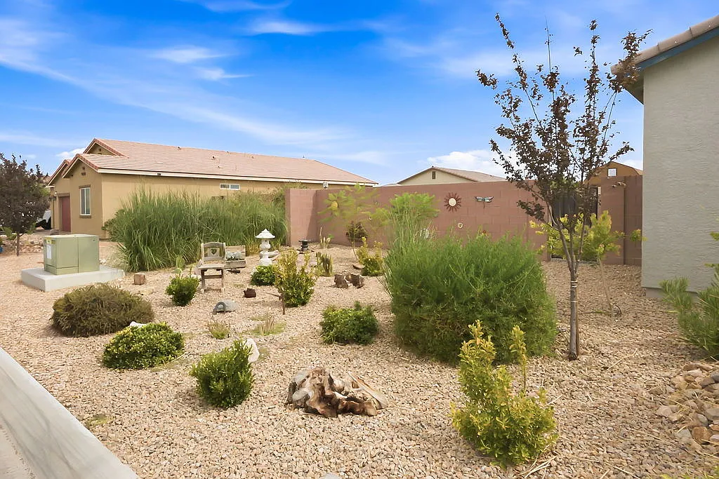 4 bed, 2.0 bath, 1892 sqft, $2,300 — Photo 4