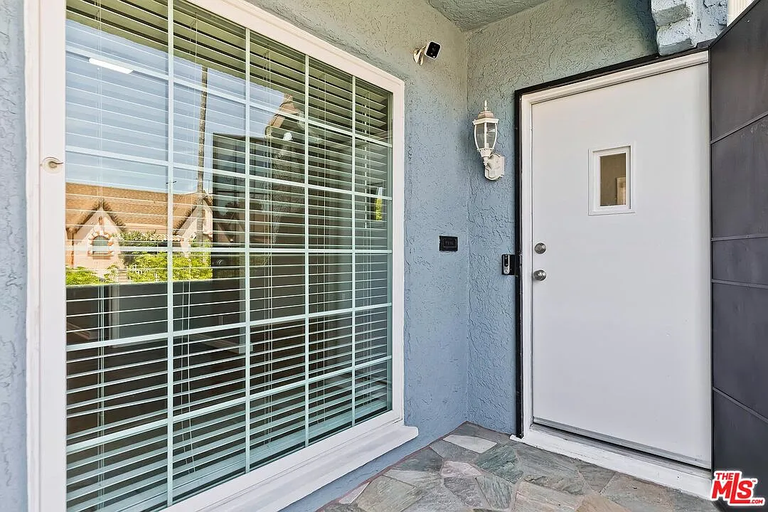 3 bed, 1.0 bath, 1242 sqft, $3,600 — Photo 2