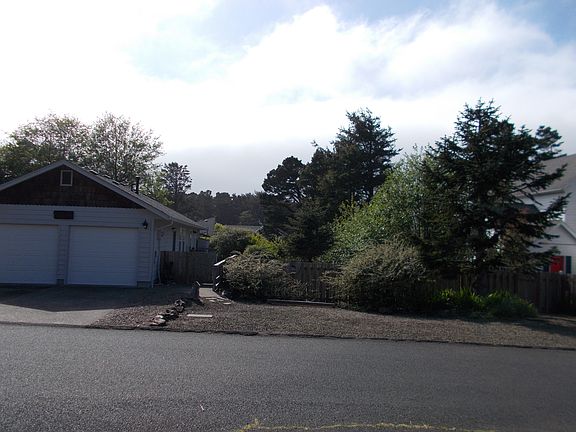 3rd image of 2937 NW Neptune Ave