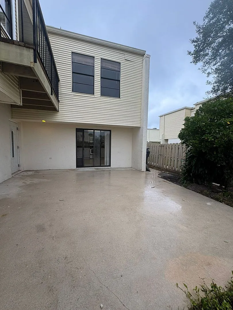 Spacious townhouse in the heart of Wellington! Don't miss it! — Photo 2