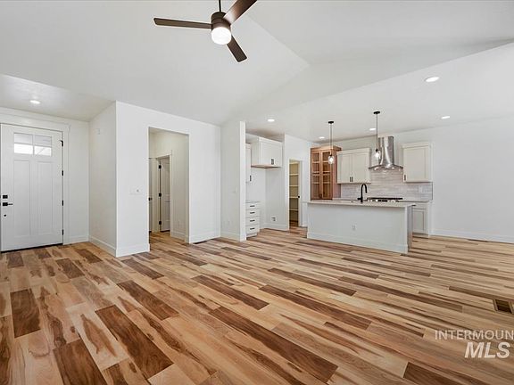 5th image of 611 Fallen Leaf Ave