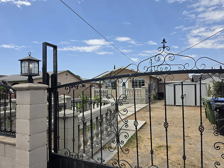 10303 Arminta St — Photo 45