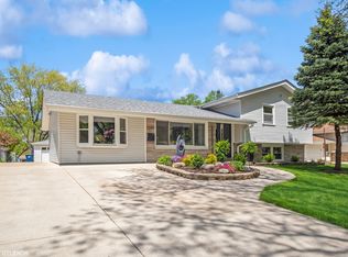 1330 Hampton Ln, Schaumburg, IL 60193