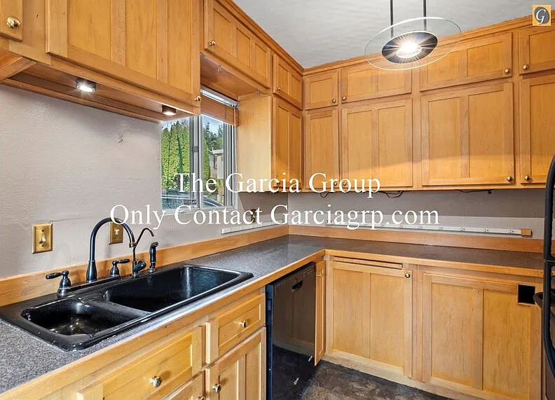 3 bed, 1.5 bath, 1054 sqft, $2,295 — Photo 3