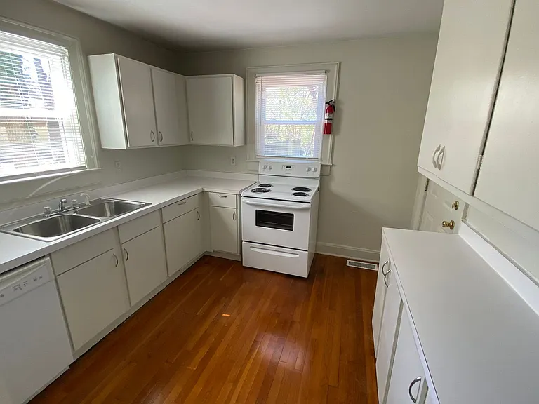 907 Lancaster St #1 — Photo 7
