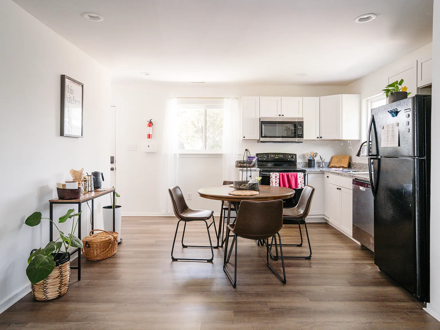 3 bed, 1100 sqft, $2,100 — Photo 3