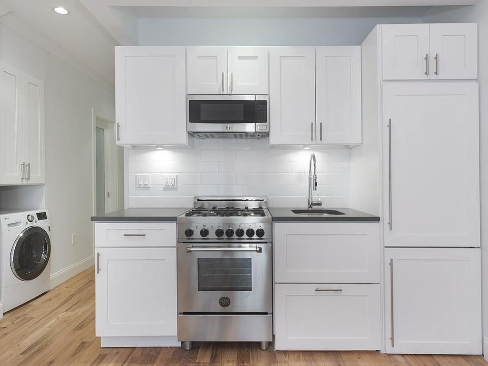 1st image of 440 W 47th St APT 1E