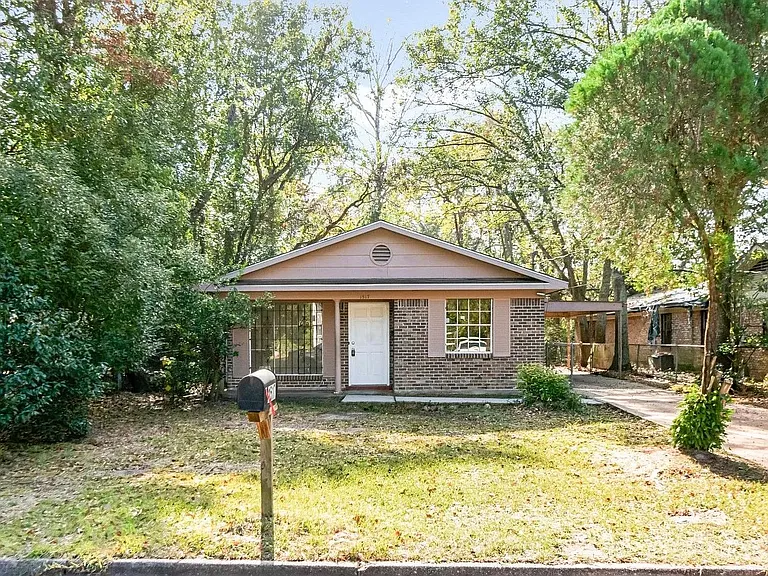 1517 Colgin St — Photo 1