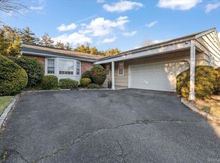 29 Joyce Ln, Woodbury, NY 11797