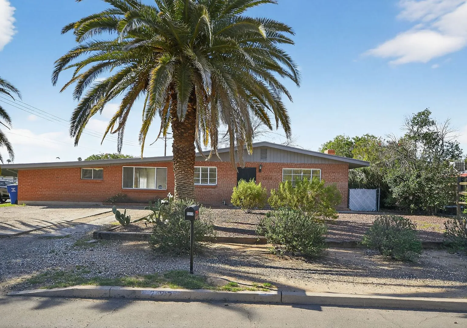 2272 E. Blacklidge Dr. — Photo 2