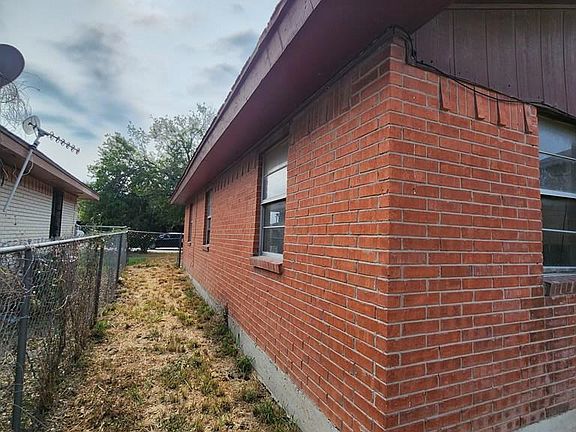 4th image of 2706 N Birch St