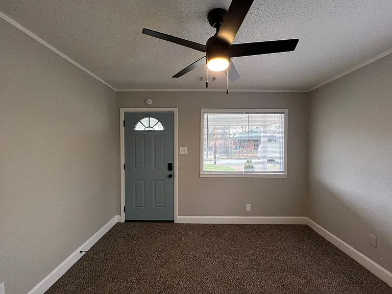 2724 Enterprise Ave — Photo 9