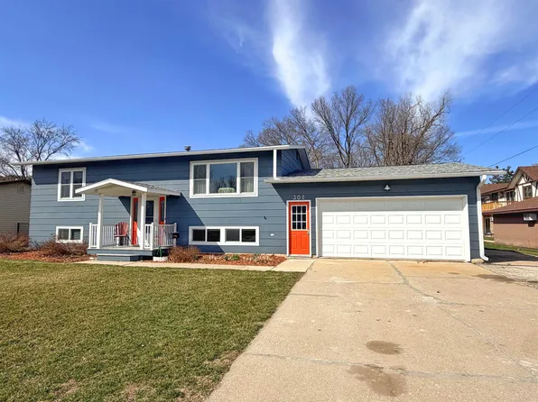 302 Mound St, Decorah, IA 52101