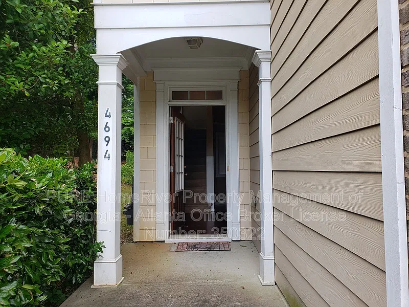 3 bed, 2.5 bath, 1923 sqft, $1,999 — Photo 2