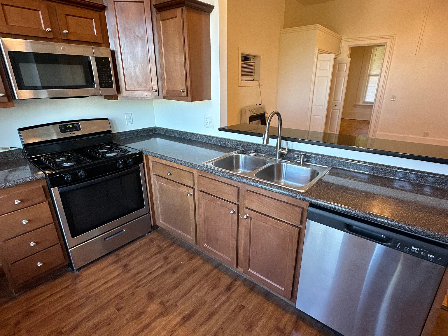 1 bed, $1,049 — Photo 2