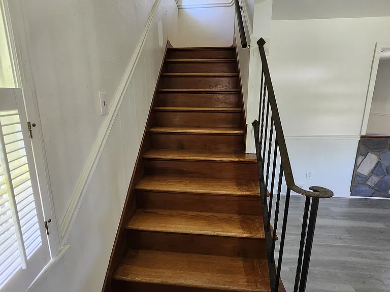 1104 Holmes St — Photo 9