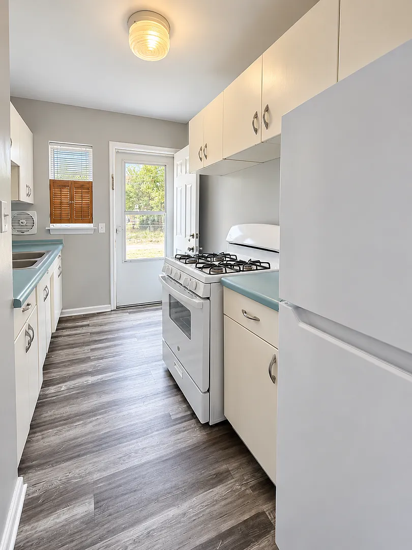 Adorable 2 bed, 1 bath — Photo 2